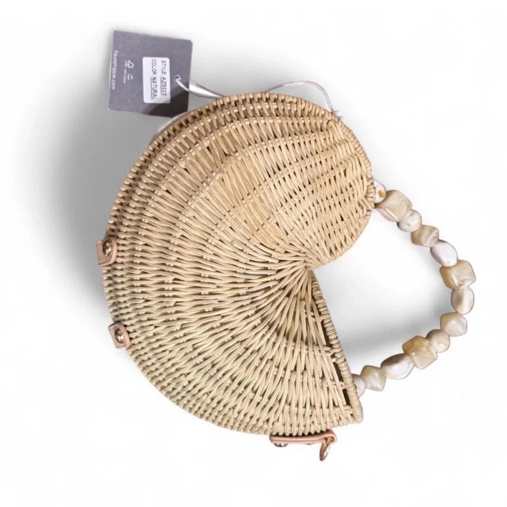 Elegant Natural Woven Shell Shaped Handbag with Shell Handle - Picture 9 of 9